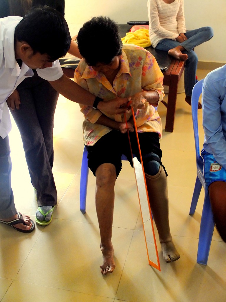 cambodia_amputee_assistance_theropy_172