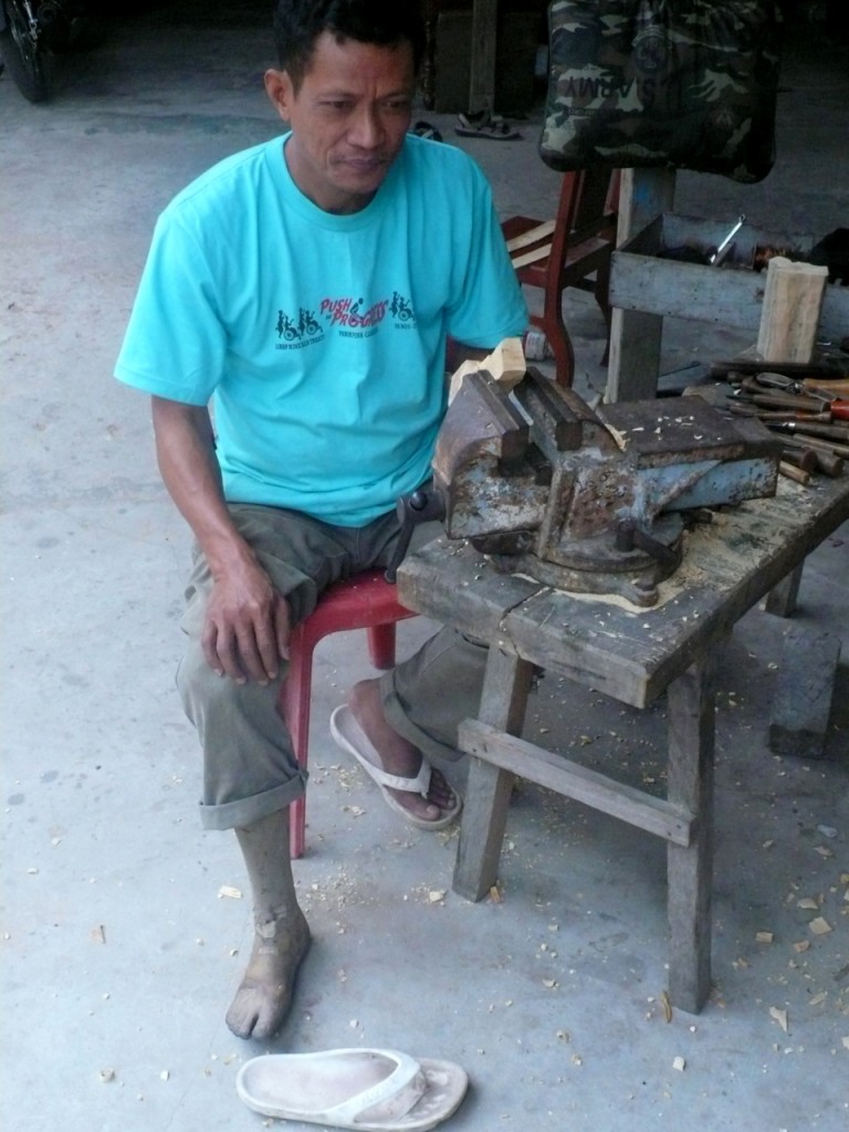 cambodia_amputee_assistance_theropy_185