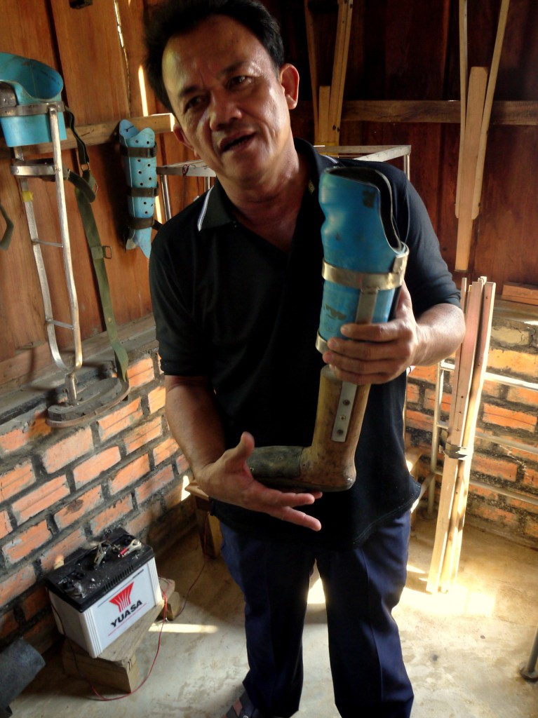 cambodia_amputee_assistance_theropy_380