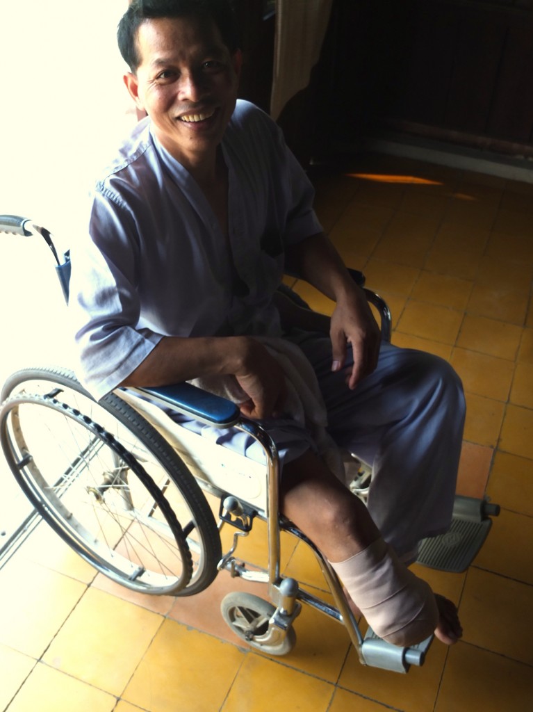 cambodia_amputee_assistance_theropy_390