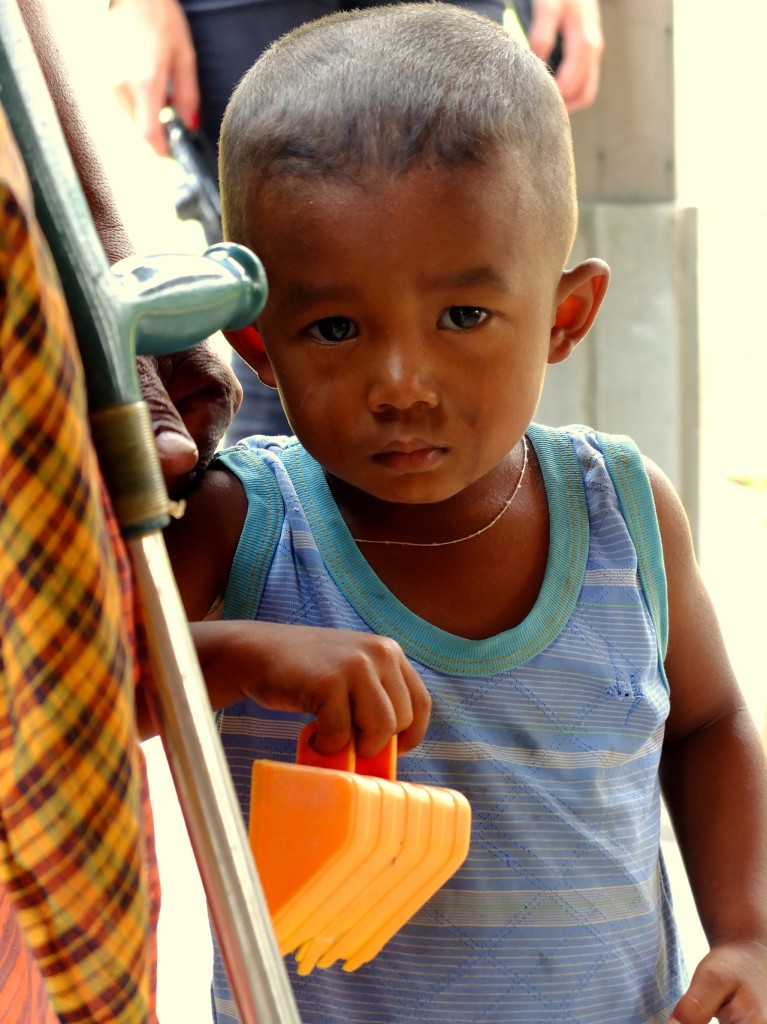 cambodia_amputee_assistance_theropy_525