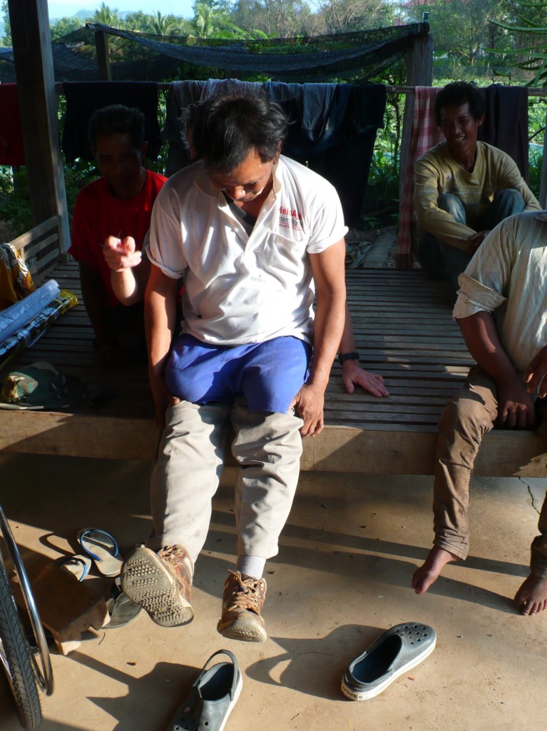 cambodia_amputee_assistance_theropy_660
