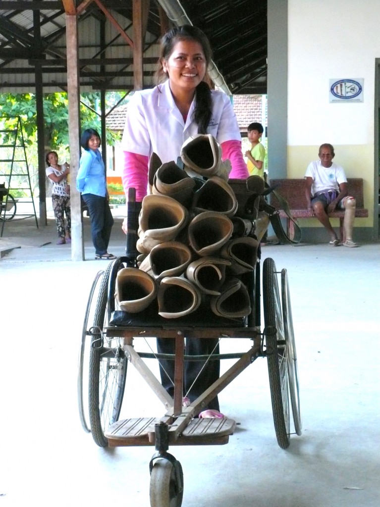 cambodia_amputee_assistance_theropy_675