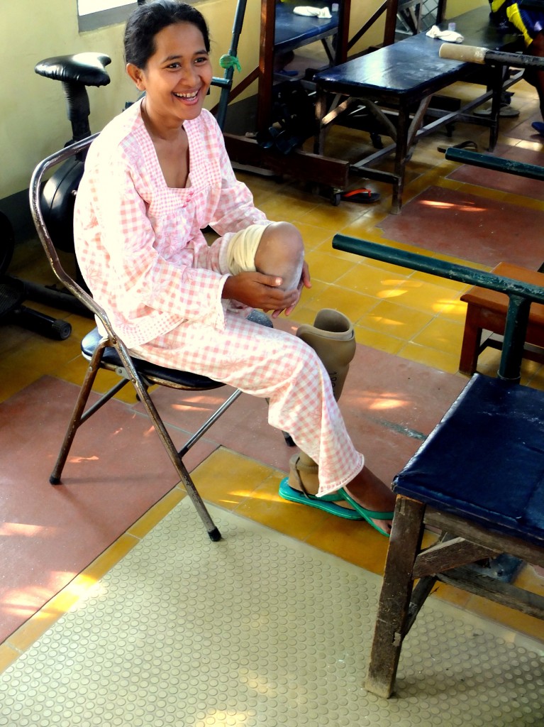 cambodia_amputee_assistance_theropy_900